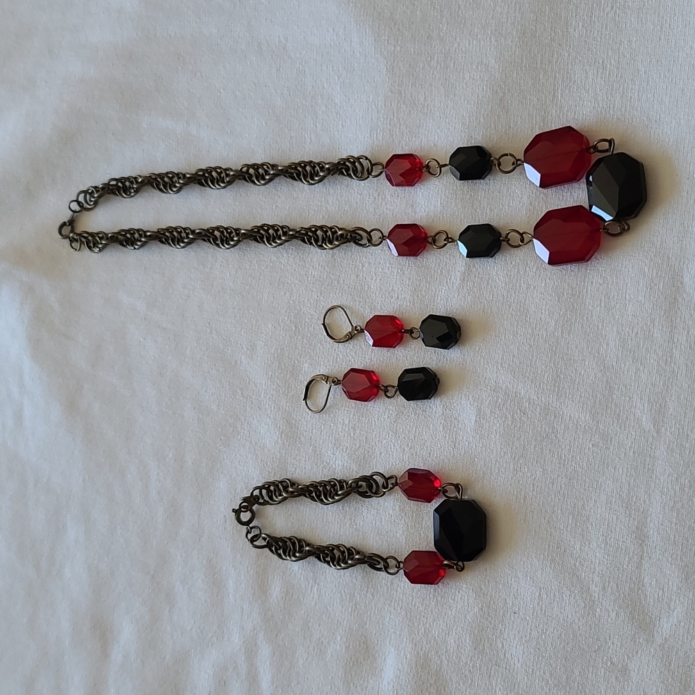Black and red necklace set